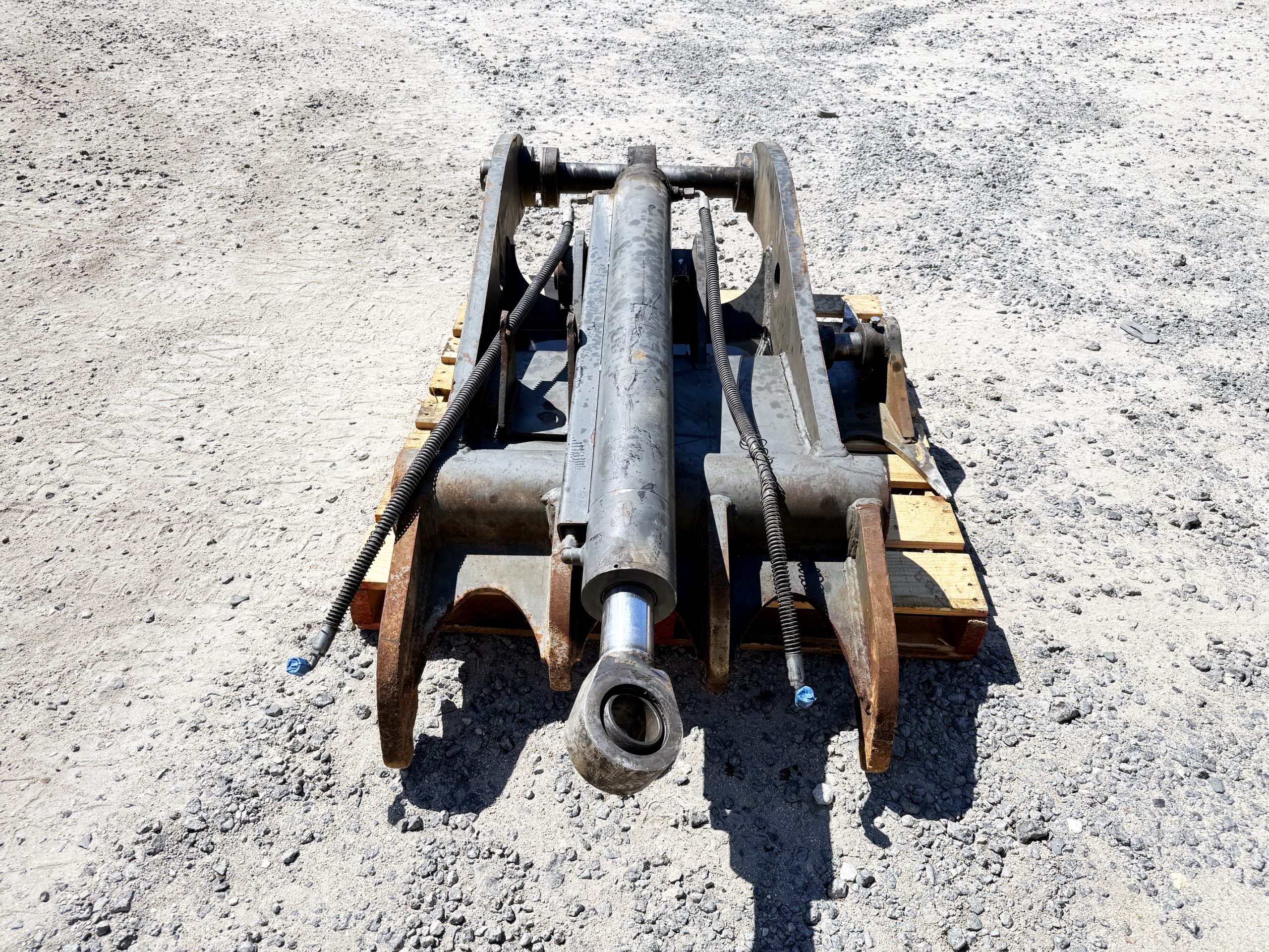 Used heavy-duty TAG Manufacturing 64-inch hydraulic main-pin excavator thumb, featuring 80mm pin bores, 20-inch ear width, and serrated dual tines for 20-ton class machines.